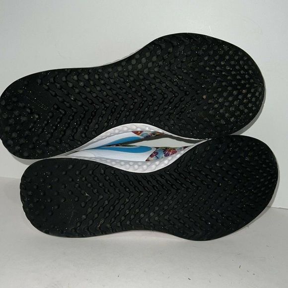 Nike Revolution 5 Fable Shoes Girls Youth Size 6.5Y Multicolor Style CJ2092 100 - Picture 8 of 8